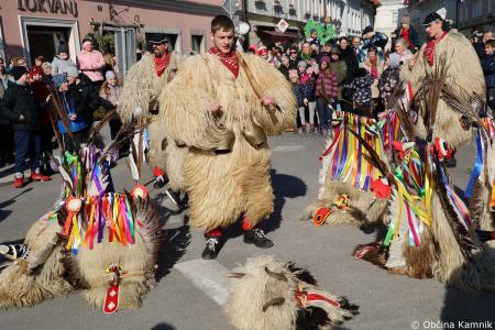Kamnik so obiskali koranti iz Zamušanov pri Ptuju in v mestno jedro privabili nepregledno množico, željno ogleda tradicionalne pustne šege (61)